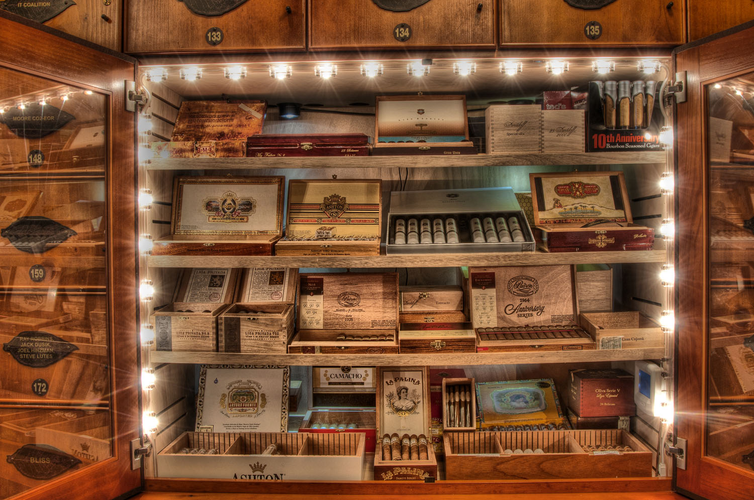 Cigare Retail Cabinet 1